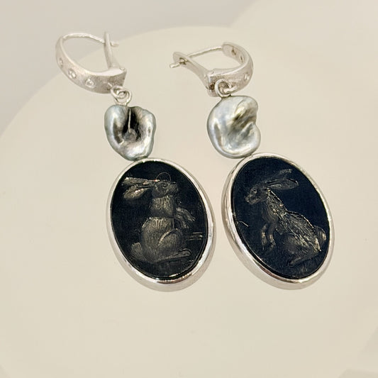 HANDCARVED ONYX RABBIT INTAGLIO EARRINGS WITH 14K WHITE AND PLATINUM AV2683