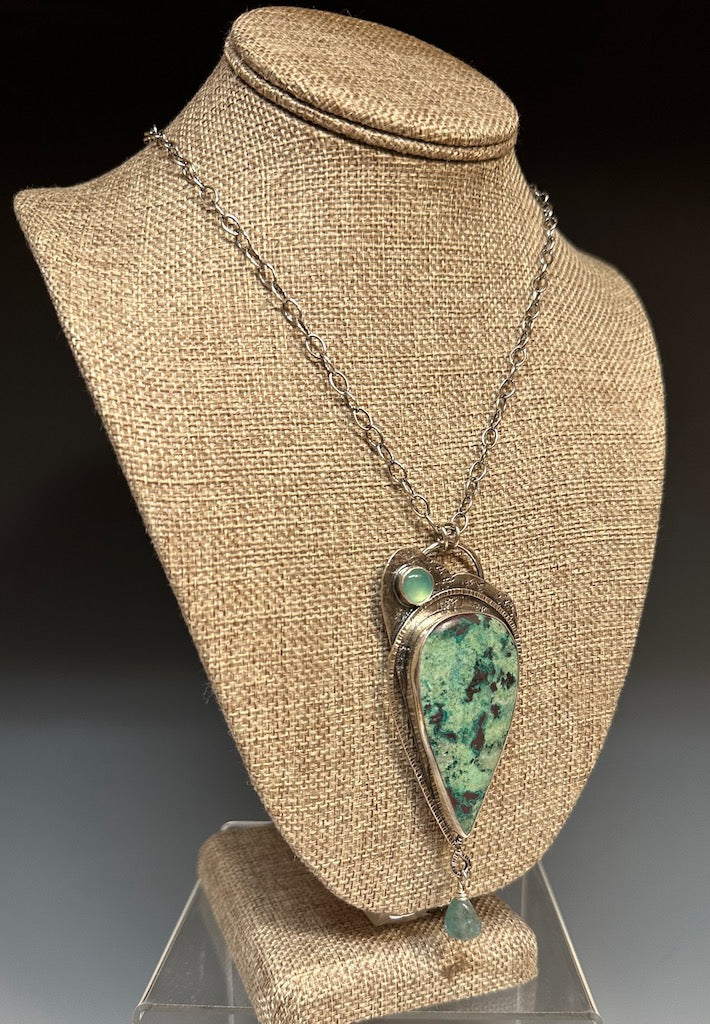 .925 PENDANT W/CUPERITE, CHRYSOPRASE & AQUAMARINE ON OXIDIZED OVAL LINK CHAIN BR104