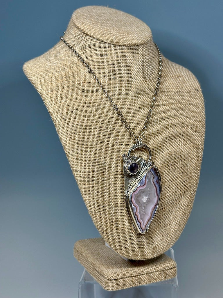 .925 HERA PROTECTRESS PENDANT W/PINK, PURPLE LAGUNA LACE AGATE AND NATURAL SAPPHIRE AND CHAIN BR312