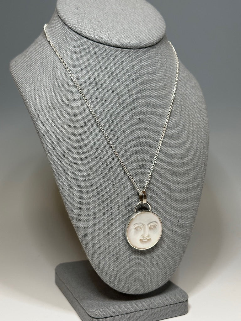 .925 SILVER PENDANT WITH MOTHER OF PEARL MOON FACE BR319