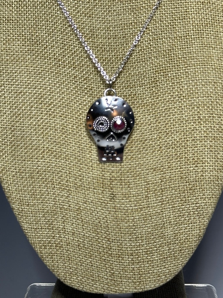 .925 SUGAR SKULL STAR W/GARNET PENDANT NECKLACE BR373