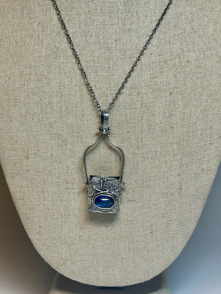 .925 SPIRIT BOX WITH BLUE KYANITE PENDANT ON CABLE CHAIN BR448