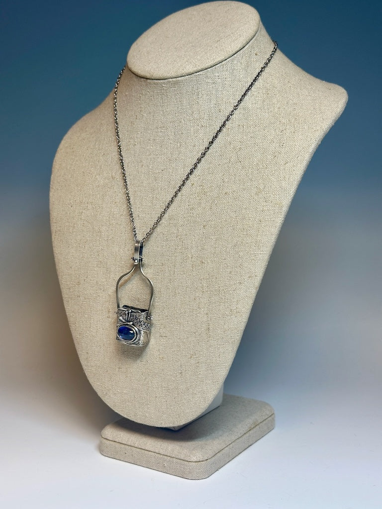 .925 SPIRIT BOX WITH BLUE KYANITE PENDANT ON CABLE CHAIN BR448