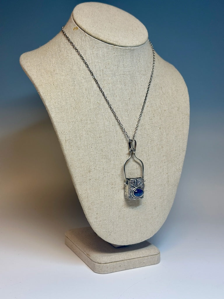 .925 SPIRIT BOX WITH BLUE KYANITE PENDANT ON CABLE CHAIN BR448