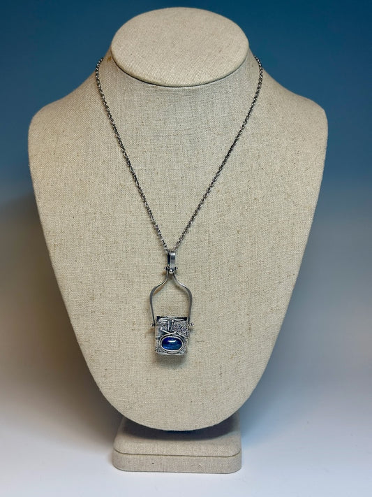 .925 SPIRIT BOX WITH BLUE KYANITE PENDANT ON CABLE CHAIN BR448