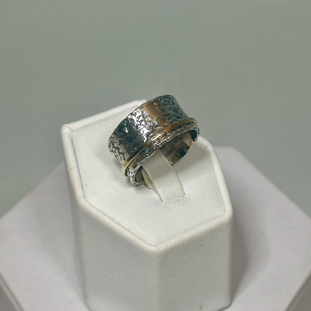 .925 CRUNCHY TEXTURE TWIDDLE RING WITH HAMMERED GOLD FILLED SPINNER BR490