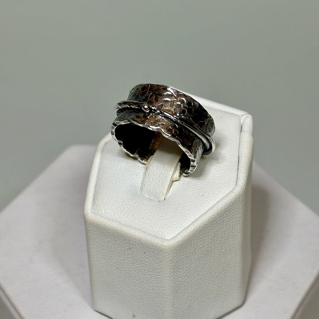 .925 LITTLE TWIDDLE RING WITH ORGANIC VINE SPINNER BR491