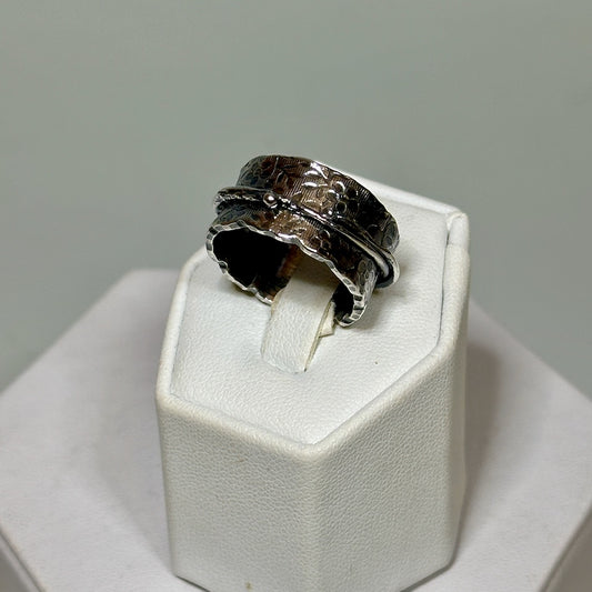 .925 LITTLE TWIDDLE RING WITH ORGANIC VINE SPINNER BR491