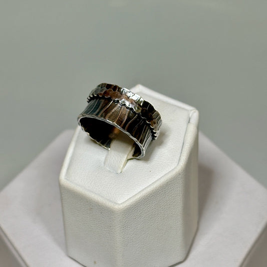 .925 TEXTURED TWIDDLE RING WITH FLAT BEAD WIRE SPINNER BR492