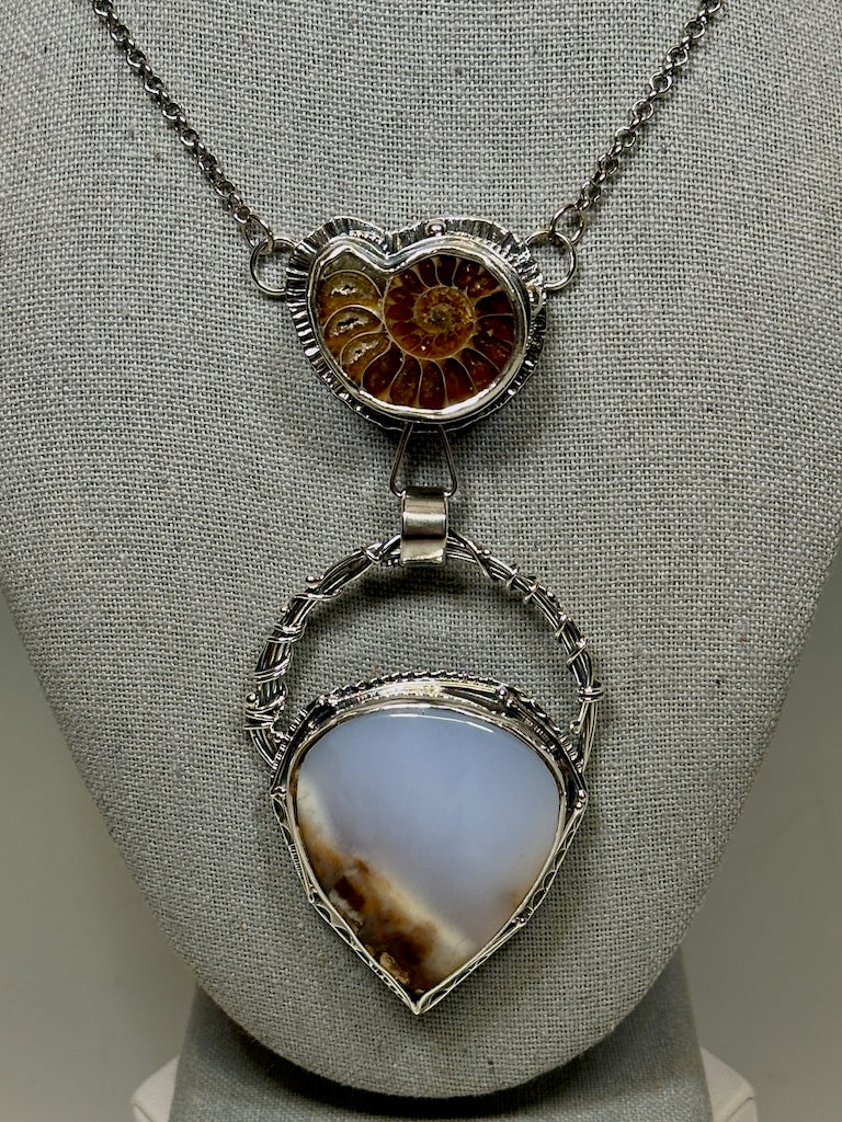 .925 SPIRIT BOX NECKLACE WITH AMMONITE FOSSIL AND NATURAL CHALCEDONY BR493