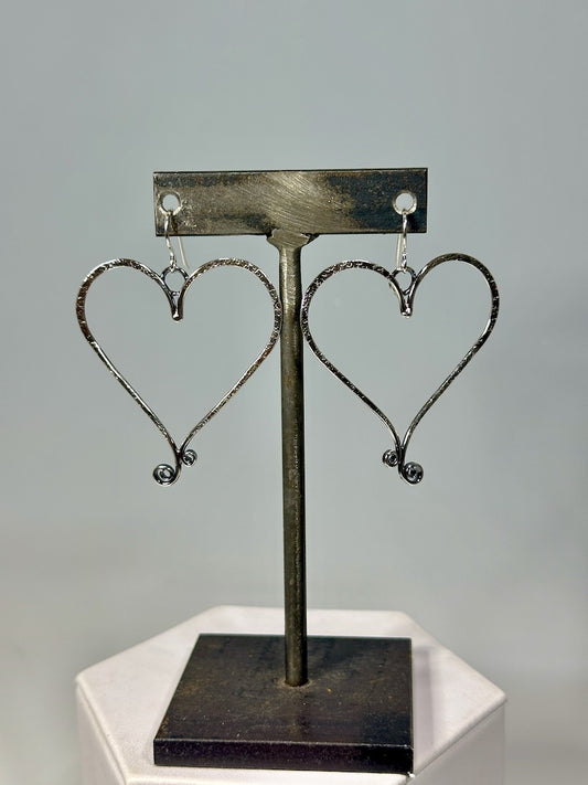 .925 LARGE CURLY HEART EARRINGS OXIDIZED ON FH, HAMMERED BR512