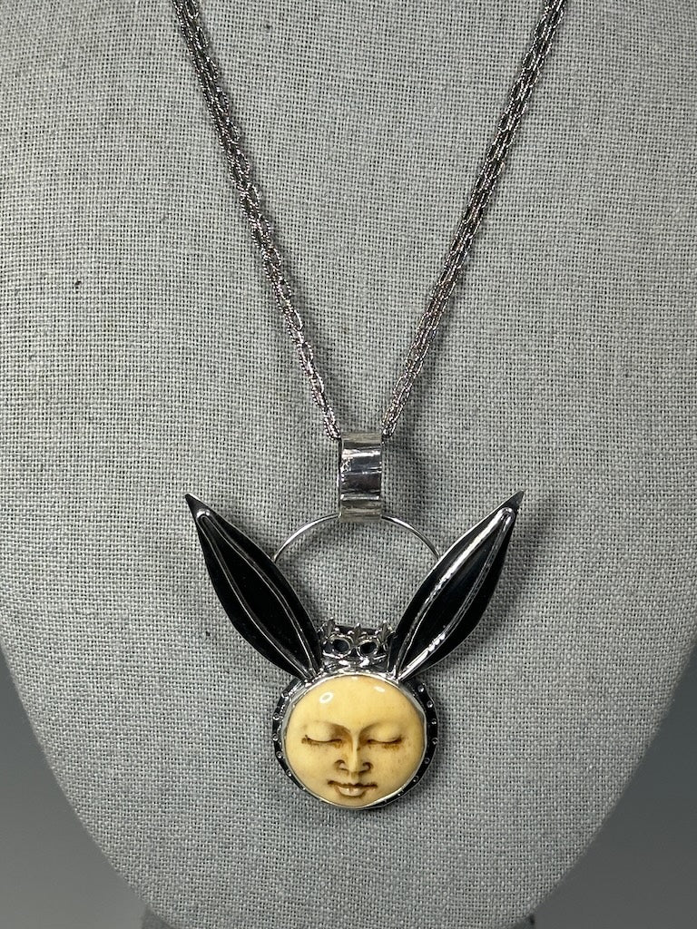 .925 DREAMY QUEEN HARE NECKLACE WITH HAND CARVED BUFFALO BONE FACE BR521