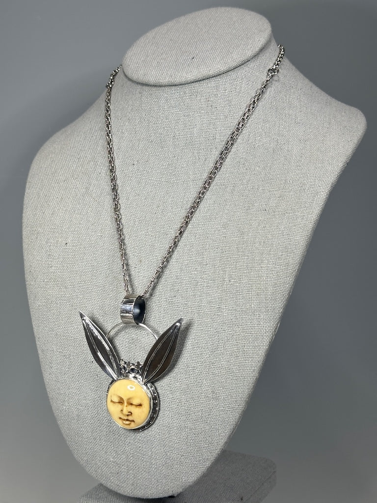 .925 DREAMY QUEEN HARE NECKLACE WITH HAND CARVED BUFFALO BONE FACE BR521