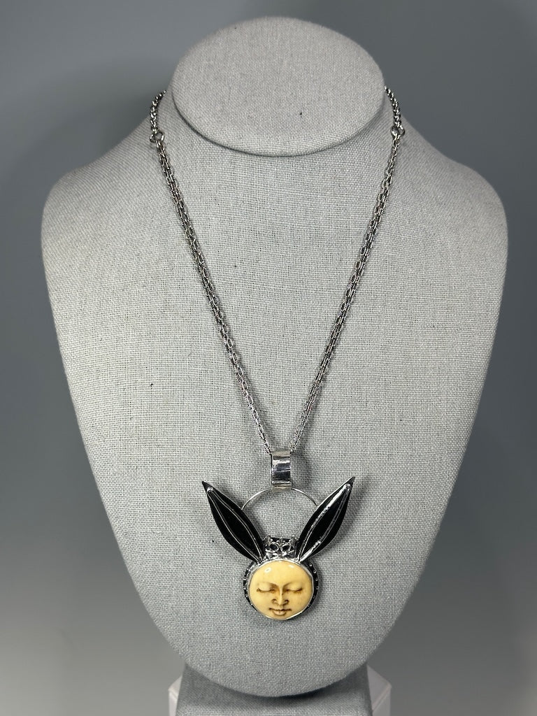 .925 DREAMY QUEEN HARE NECKLACE WITH HAND CARVED BUFFALO BONE FACE BR521