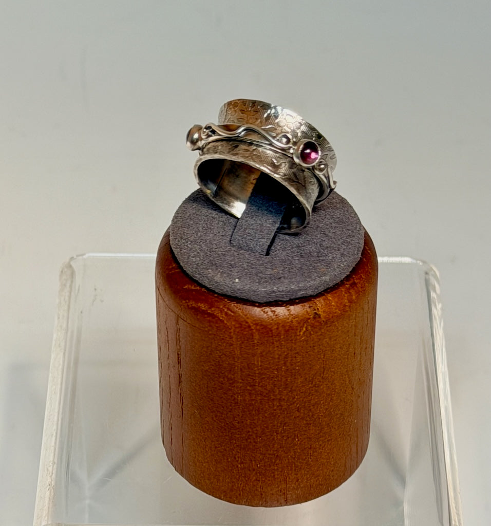 .925 LITTLE TWIDDLE RING, OXIDIZED WITH GARNET, PERIDOT & IOLITE BR565
