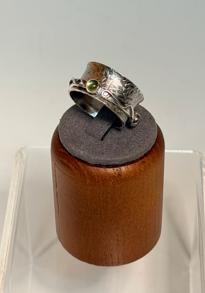 .925 LITTLE TWIDDLE RING, OXIDIZED WITH GARNET, PERIDOT & IOLITE BR565