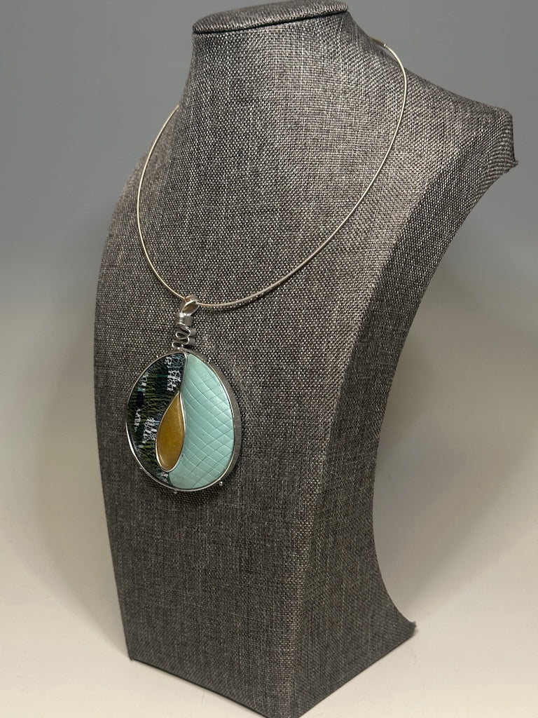POLYMER CLAY AND METAL PENDANT ON STERLING SILVER NECK WIRE DKPCN802
