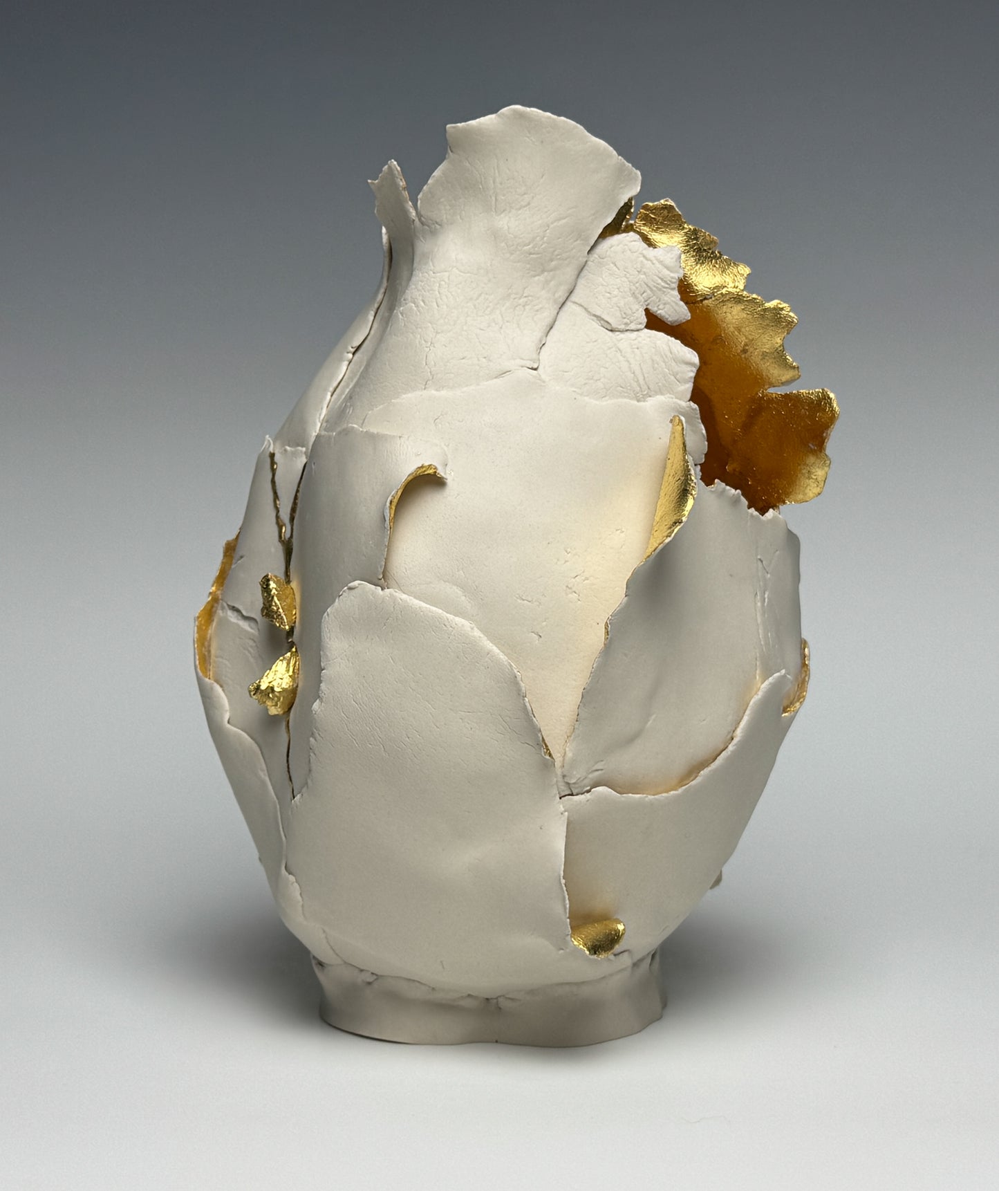 "HELD" PORCELAIN CERAMIC SCULPTURE WITH 23.75 KT GOLD LEAF