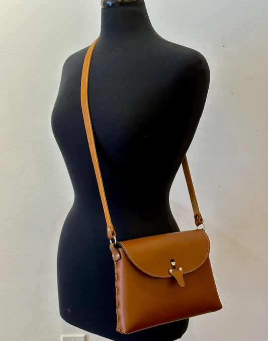 LIGHT BROWN SMALL FLAP CROSSBODY HANDBAG WITH COLLAR BUTTON CLOSURE II257