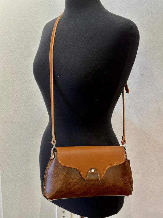 DISTRESSED BROWN SMALL FLIP HANDBAG WITH ADJUSTABLE STRAP II268