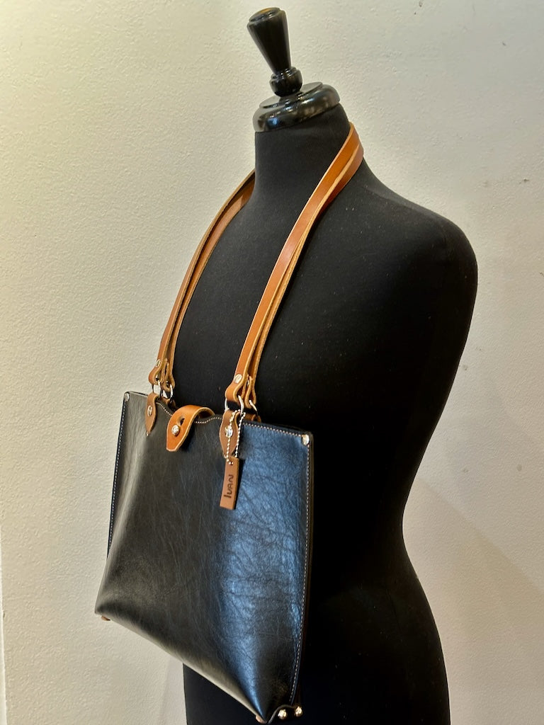BLACK LEATHER SCALLOP HANDBAG TOTE WITH COLLAR CLOSURE AND BROWN ACCENTS  II270