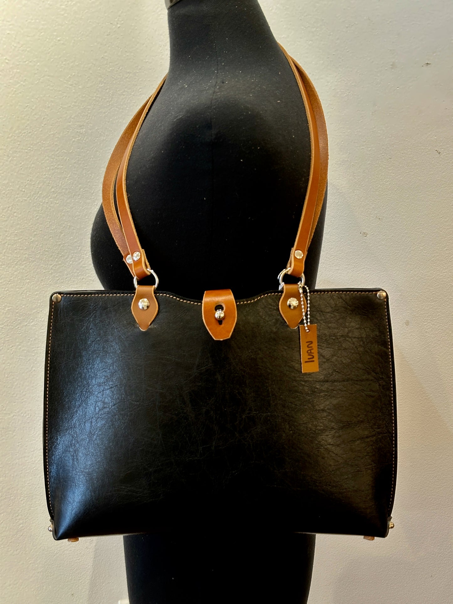 BLACK LEATHER SCALLOP HANDBAG TOTE WITH COLLAR CLOSURE AND BROWN ACCENTS  II270