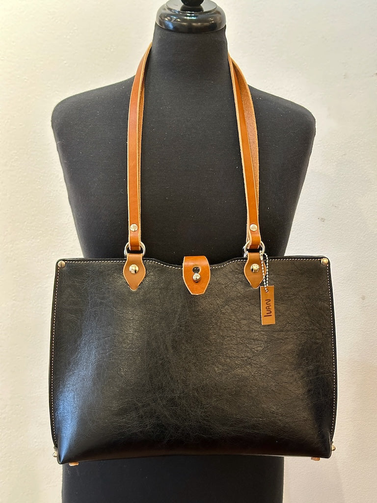 BLACK LEATHER SCALLOP HANDBAG TOTE WITH COLLAR CLOSURE AND BROWN ACCENTS  II270
