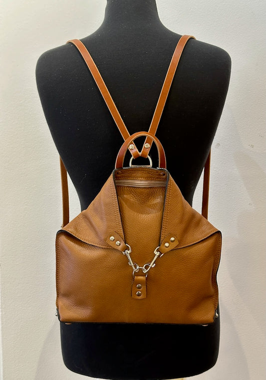 CARAMEL SOFT LEATHER BACKPACK WITH ZIPPER BACK POCKET II275