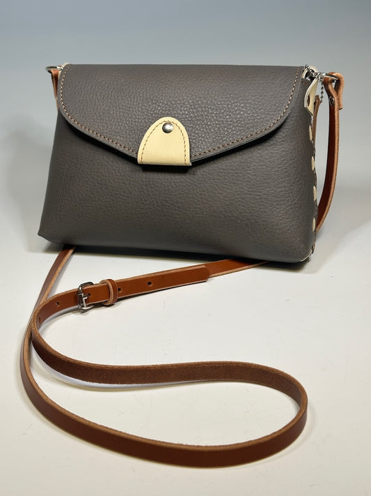 MEDIUM FLAP BAG IN GREY AND CREAM II277G