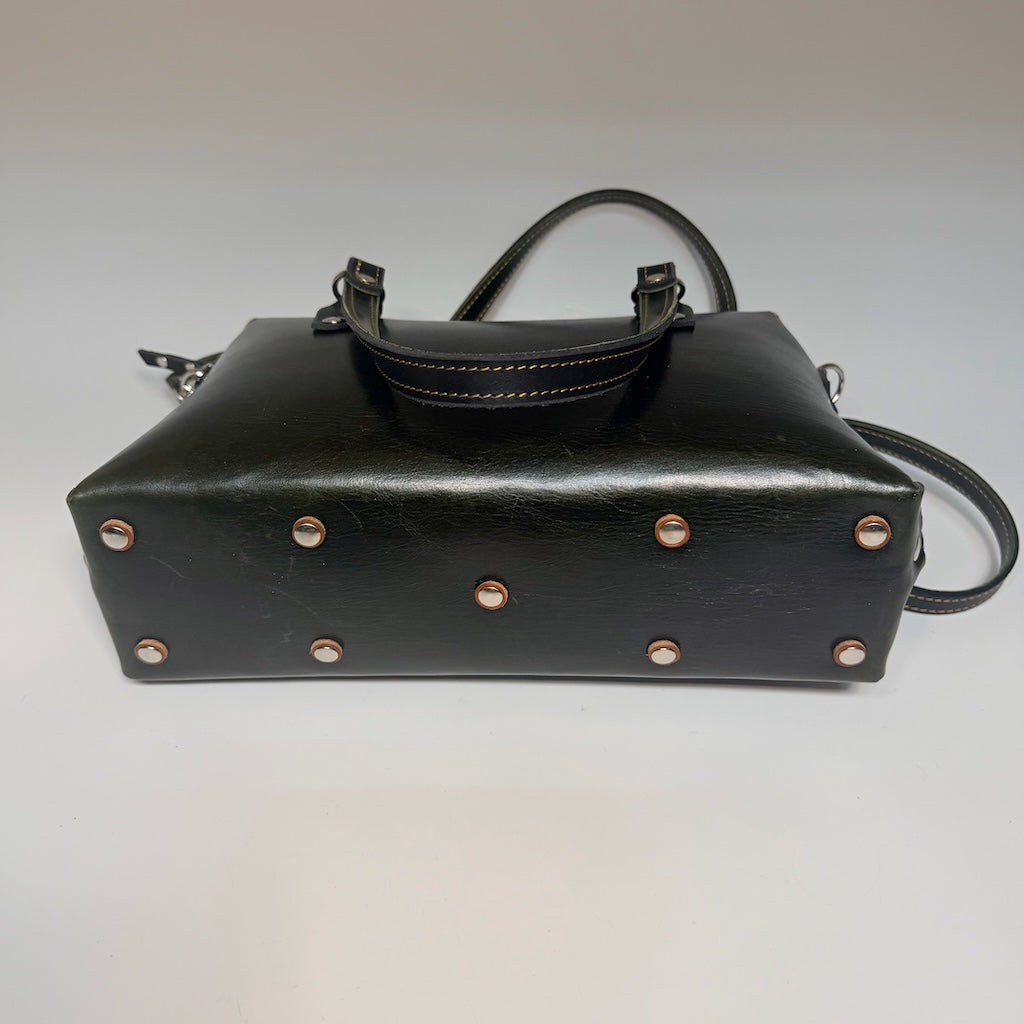DARK GREEN LEATHER SACHO WITH BLACK SHOULDER STRAPS II281G