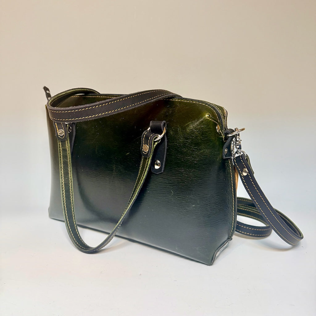 DARK GREEN LEATHER SACHO WITH BLACK SHOULDER STRAPS II281G