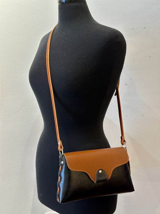 BLACK AND BROWN LEATHER SMALL FLAP HANDBAG WITH ADJUSTABLE STRAP II300B