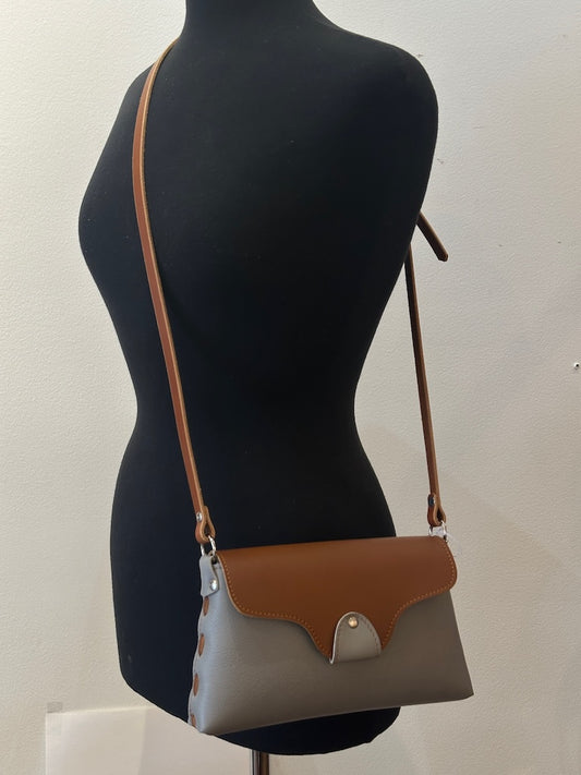 GRAY AND BROWN LEATHER SMALL FLAP HANDBAG WITH ADJUSTABLE STRAP II300G