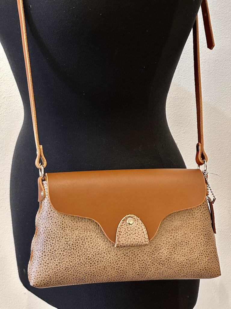 PEBBLE AND BROWN LEATHER SMALL FLAP HANDBAG WITH ADJUSTABLE STRAP II300P