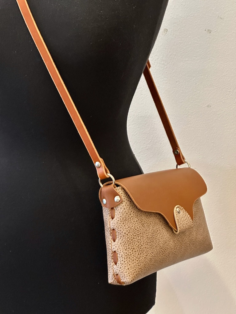 PEBBLE AND BROWN LEATHER SMALL FLAP HANDBAG WITH ADJUSTABLE STRAP II300P