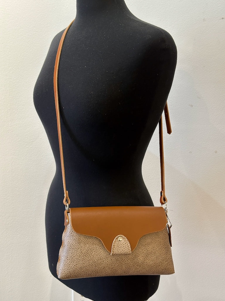 PEBBLE AND BROWN LEATHER SMALL FLAP HANDBAG WITH ADJUSTABLE STRAP II300P