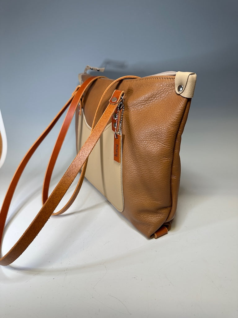 TAN ZIPPER TOTE WITH BEIGE FRONT POCKET II311