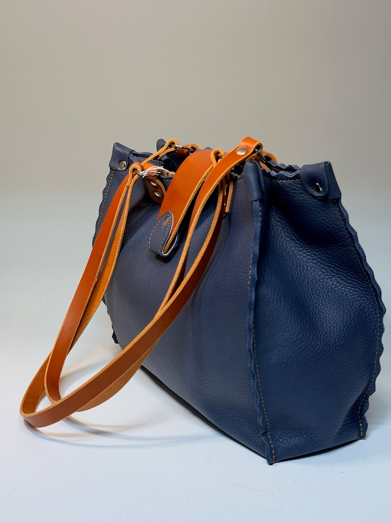 NAVY LEATHER TOTE WITH BROWN ACCENTS & SCALLOPED EDGES II323