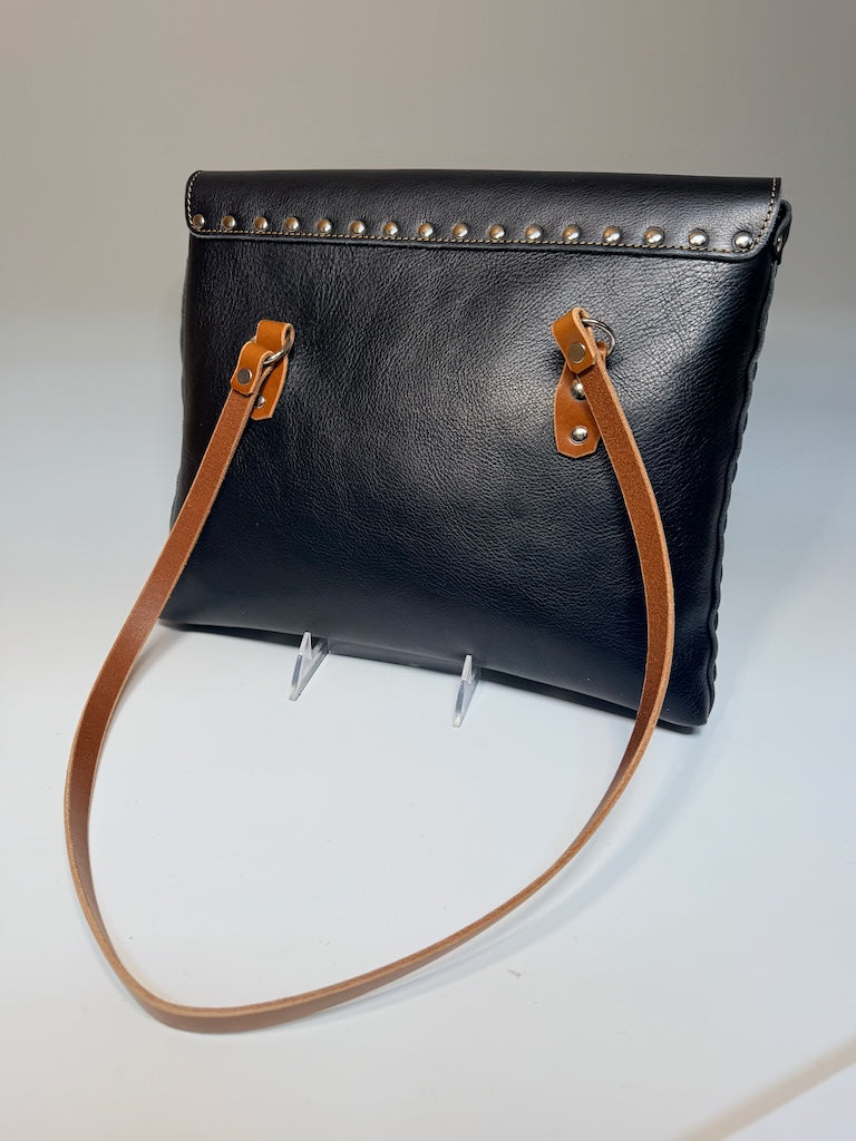MEDIUM BLACK AND BROWN FRONT FLAP TOTE WITH MAGNETIC CLOSURE II325