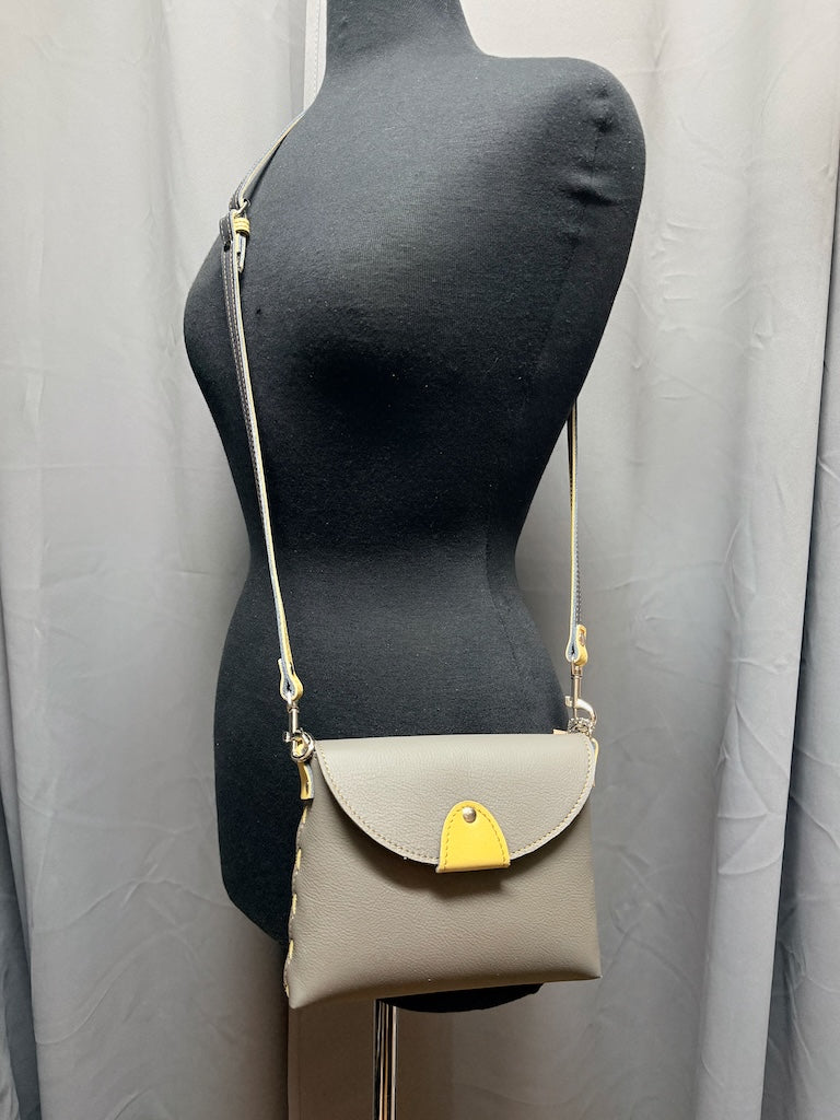 SMALL GREY LEATHER FLAP BAG WITH YELLOW TRIM AND FLAP TOP - II336