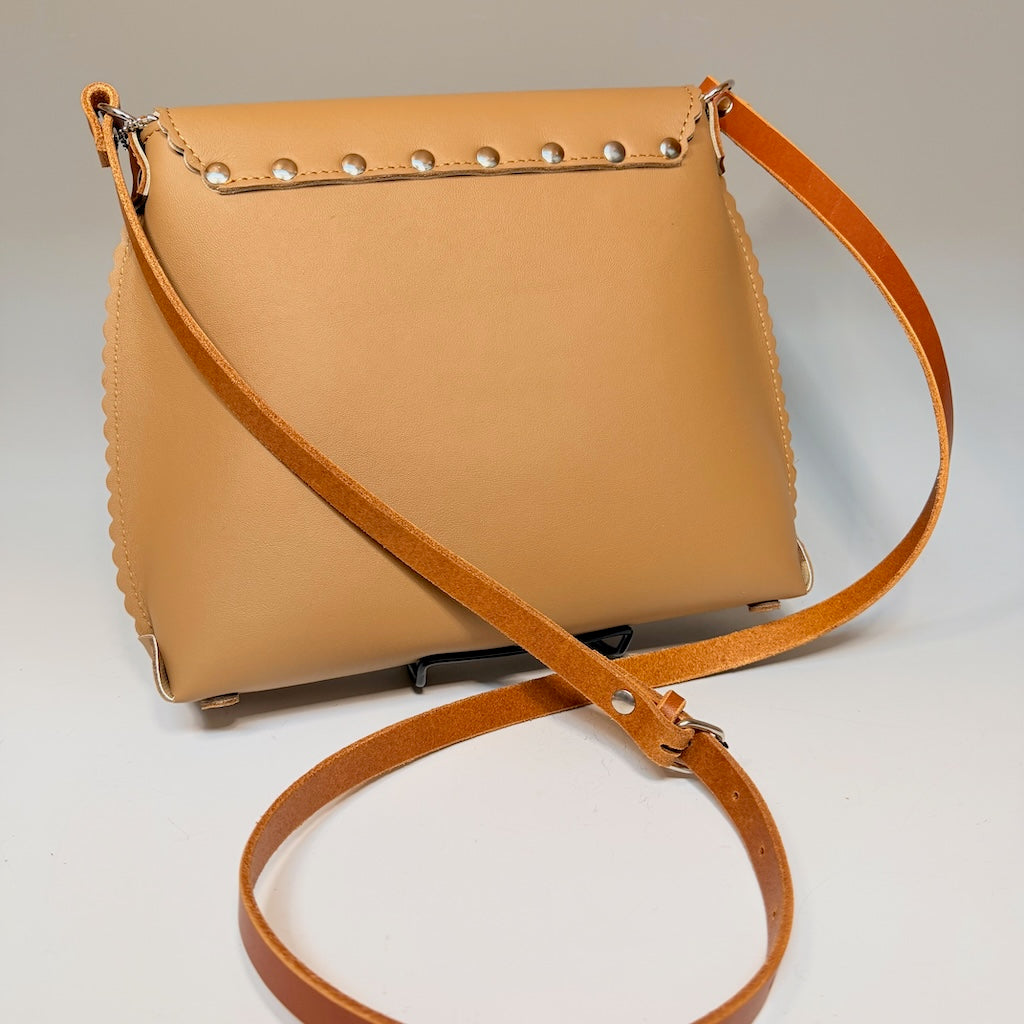 MEDIUM TAN LEATHER FLAP BAG WITH SCALLOPED EDGES & BROWN ACCENTS - II337