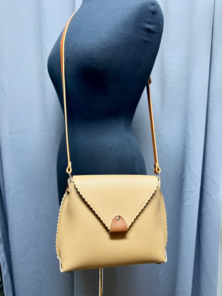 MEDIUM TAN LEATHER FLAP BAG WITH SCALLOPED EDGES & BROWN ACCENTS - II337