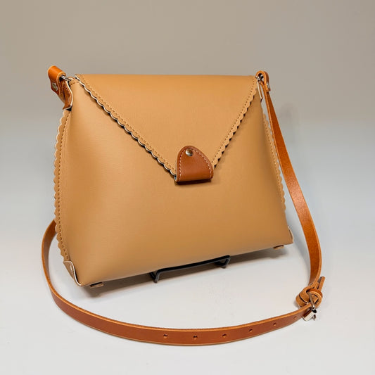 MEDIUM TAN LEATHER FLAP BAG WITH SCALLOPED EDGES & BROWN ACCENTS - II337