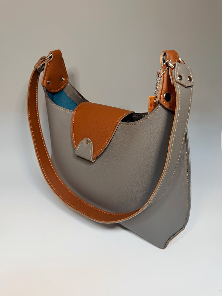 GREY HOBO BAG WITH BROWN ACCENTS AND MAGNETIC FLAP CLOSURE II342