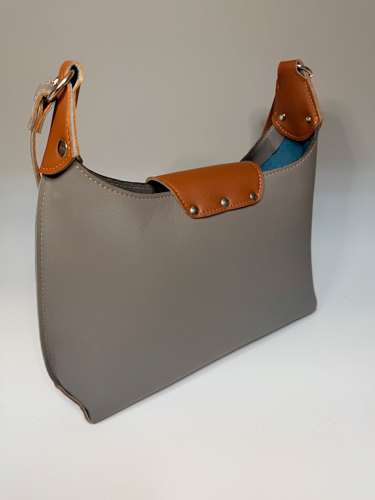 GREY HOBO BAG WITH BROWN ACCENTS AND MAGNETIC FLAP CLOSURE II342
