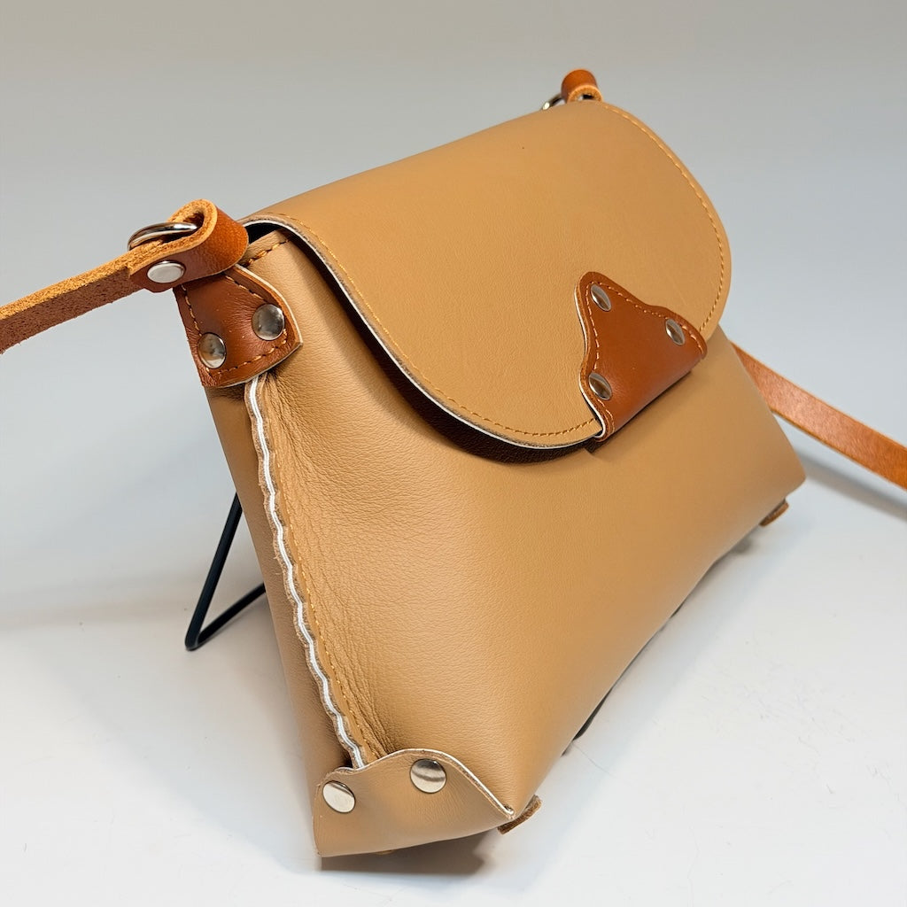 MEDIUM CAMEL LEATHER WITH SCALLOPED EDGES & MAGNETIC FLAP CLOSURE - II343