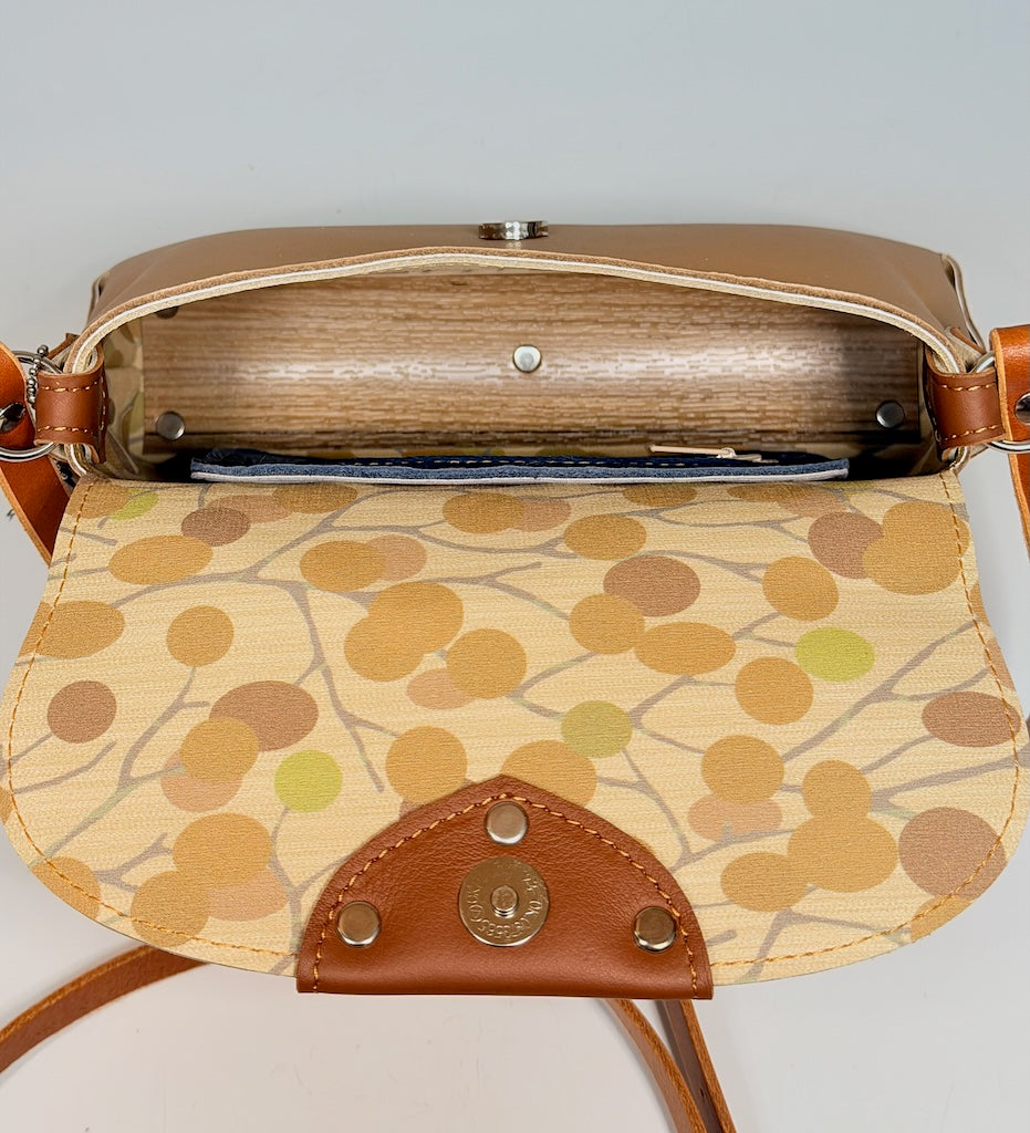 MEDIUM CAMEL LEATHER WITH SCALLOPED EDGES & MAGNETIC FLAP CLOSURE - II343