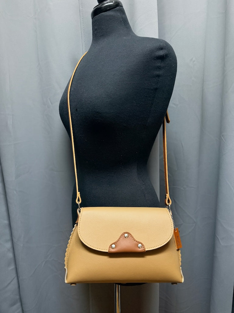 MEDIUM CAMEL LEATHER WITH SCALLOPED EDGES & MAGNETIC FLAP CLOSURE - II343