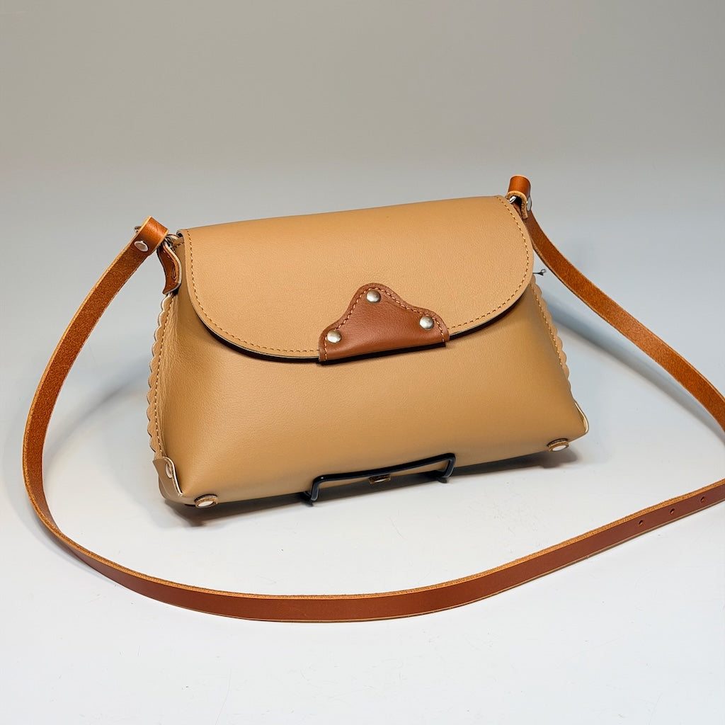 MEDIUM CAMEL LEATHER WITH SCALLOPED EDGES & MAGNETIC FLAP CLOSURE - II343