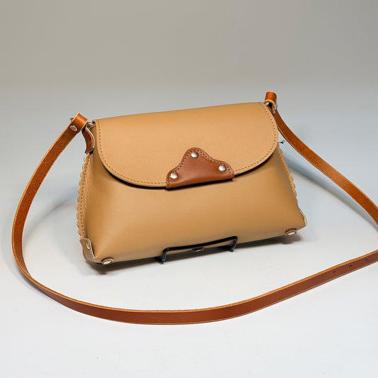 MEDIUM CAMEL LEATHER WITH SCALLOPED EDGES & MAGNETIC FLAP CLOSURE - II343